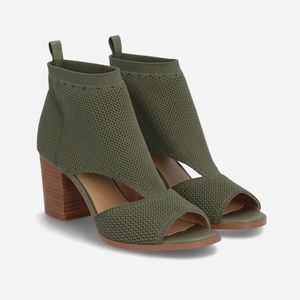 Never Worn- Violet and Red Tyler “Flyknit” Canvas Sandal in Olive